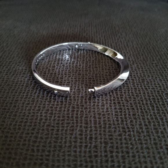 Kate Spade♠️ Silver🤍 "Do the Twist"🔀 Bangle Bracelet - NWT - Picture 4 of 15